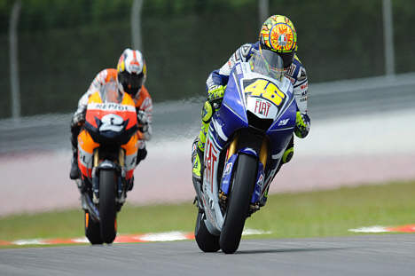 Valentino Rossi kørte sin Fiat Yamaha til sejr i sæson’ens næstsidste VM-løb, som søndag morgen fandt sted i Malaysia. På billedet fører han foran Daniel Pedrosa.